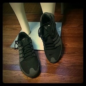 Men's Black & Gray Nike Shox, Size 9.